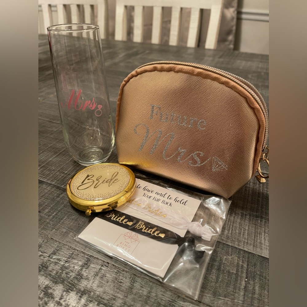 Bride Gift Set - Picture 2 of 12